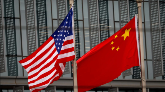 Banderas de China y Estados Unidos.