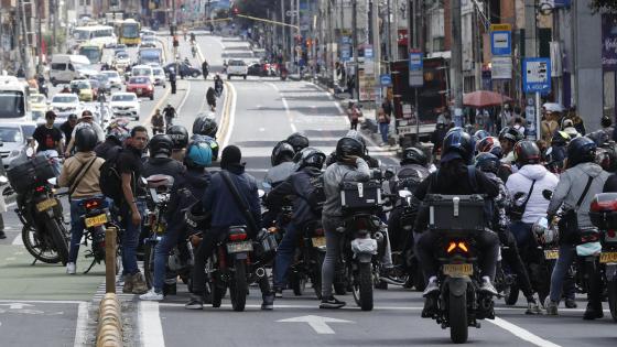 En Vivo | Caos en la movilidad en el regreso a casa Motociclistas bloquean una vía en protesta a la restricción de movilidad impuesta por el gobierno municipal este jueves, en Bogotá (Colombia).