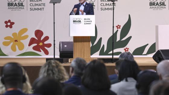 El presidente de Brasil, Luiz Inácio Lula da Silva, habla durante la apertura de la cumbre de líderes de la COP30 este jueves, en el Hangar Centro de Convenciones, en Belém (Brasil)