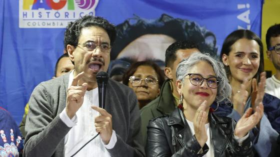 El senador Iván Cepeda (i) habla junto a la senadora María José Pizarro (d) tras vencer en la consulta a la exministra Carolina Corcho este domingo, en Bogotá (Colombia). 