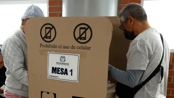 Persona votando en elecciones colombianas.