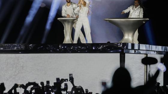 La cantante colombiana Shakira se presenta durante un concierto de su gira 'Las mujeres ya no lloran World Tour' este sábado, en el Vive Claro Distrito Cultural en Bogotá (Colombia)