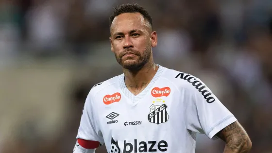 Neymar se somete a cirugía, la cual fue un éxito, se discute su renovación. 