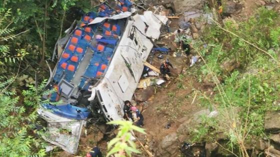 Bus cayó a un abismo en Antioquia.