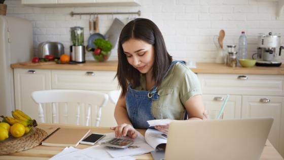 Imagen de referencia de persona pagando cuentas.