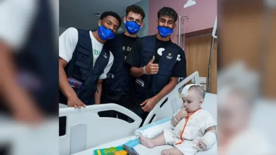 Los astros del Barça reparten ilusión en los hospitales estas navidades