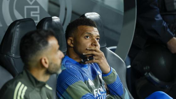 El delantero francés del Real Madrid, Kylian Mbappé, en el banquillo antes del inicio del encuentro correspondiente a la fase regular de la Liga de Campeones que disputan hoy miércoles Real Madrid y Manchester City en el estadio Santiago Bernabéu, en Madrid. 