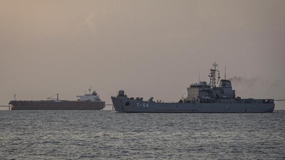 Fotografía de un buque de patrulla naval de la Armada desde el malecón del Lago de Maracaibo este miércoles, en Maracaibo (Venezuela).