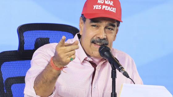 Fotografía cedida por Prensa Miraflores del presidente de Venezuela, Nicolás Maduro, hablando en un acto de gobierno este martes, en Caracas (Venezuela). Maduro estrenó una gorra roja similar a la de su homólogo estadounidense, Donald Trump, pero con el mensaje de "no a la guerra, sí a la paz", el lema que ha utilizado en las últimas semanas para denunciar el despliegue militar de Washington en el Caribe que considera como una "amenaza". 