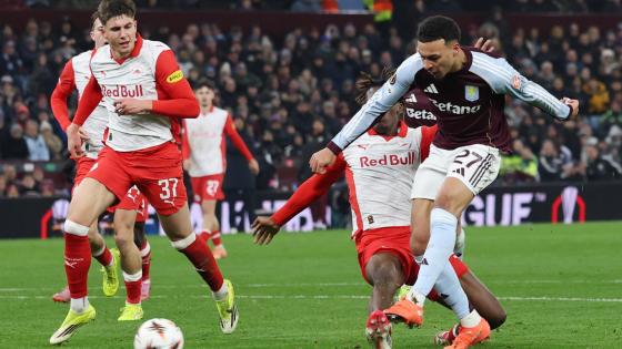 BIRMINGHAM (United Kingdom), 29/01/2026.- Morgan Rogers of Aston Villa (R) scores his teams first goal during the UEFA Europa League match between Aston Villa and FC Salzburg, in Birmingham, Britain, 29 January 2026.