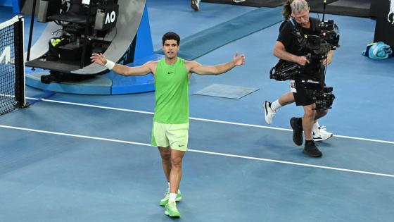 Carlos Alcaraz de España celebra su victoria en la semifinal masculina contra Alexander Zverev de Alemania en el día 13 del torneo de tenis Abierto de Australia 2026 en Melbourne