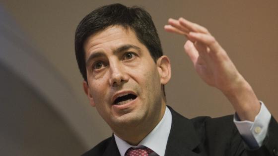 En la imagen, Kevin Warsh presenta el Informe Warsh en el Banco de Inglaterra en Londres el pasado 11 de diciembre de 2024.