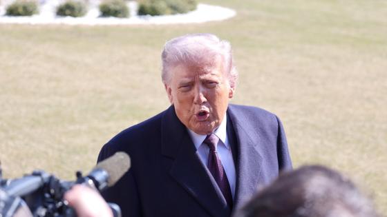 El presidente de Estados Unidos, Donald Trump, habla este viernes en la Casa Blanca, en Washington (EE.UU.). Trump aseguró que su país podría optar por una "toma de control amistosa de Cuba", en medio de las tensiones con la isla por el bloqueo energético impuesto por Washington.