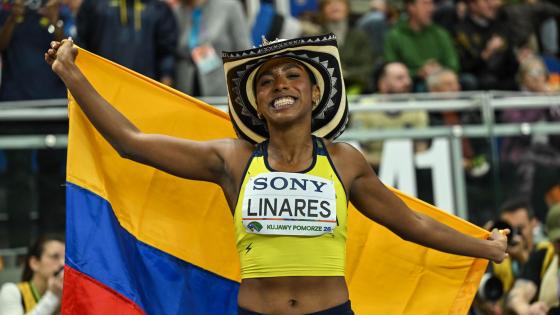 Bronze medalist Natalia Linares of Colombia poses for a photo after the Women's Long Jump Final at the World Athletics Indoor Championships in Torun, Poland, 22 March 2026. (Mundial de Atletismo, Salto de longitud, Polonia)