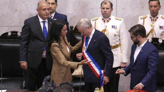 El ultraderechista José Antonio Kast (c) reacciona durante la imposición de la banda presidencial por parte de la nueva presidenta de la cámara alta, la conservadora Paulina Nuñez (ci), en la ceremonia de investidura este miércoles, en Valparaíso (Chile).