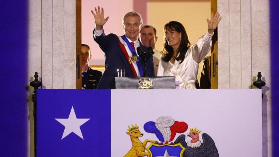 El presidente de Chile, José Antonio Kast (i), saluda junto a su esposa, María Pía Adriasola, este miércoles desde el balcón del Palacio de la Moneda (sede de Gobierno), en Santiago (Chile).