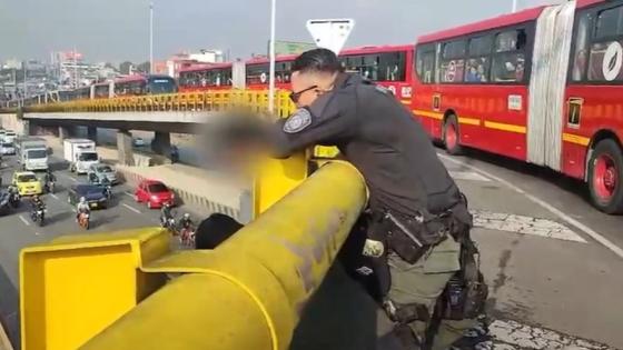 Policía rescata que un menor de 17 años que iba a lanzarse de un puente