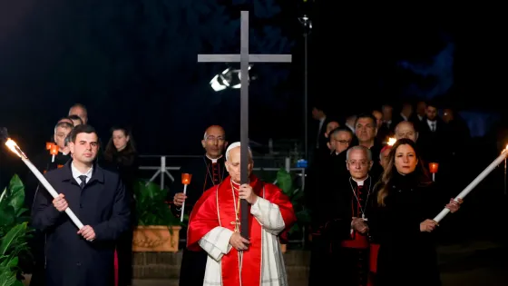 León XIV revive rito del viacrucis que no ocurría desde 1994