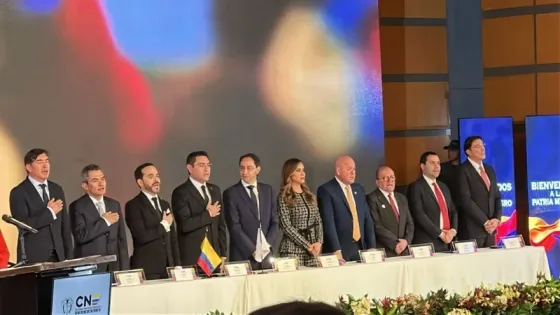 CNE entrega credencial presidencial a Abelardo De La Espriella