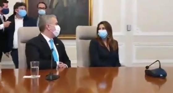Iván Duque llama la vieja a Aída Avella Iván Duque llama la vieja a Aída Avella