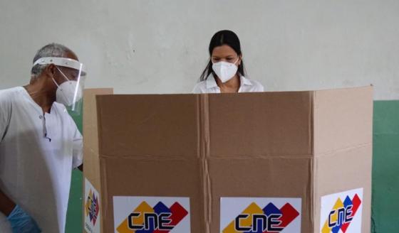 Venezolanos votan en elecciones boicoteadas por oposición Venezolanos votan en elecciones boicoteadas por oposición