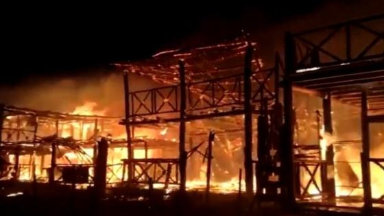 Fuerte incendio en Playa Blanca consumió seis cabañas Fuerte incendio en Playa Blanca consumió seis cabañas