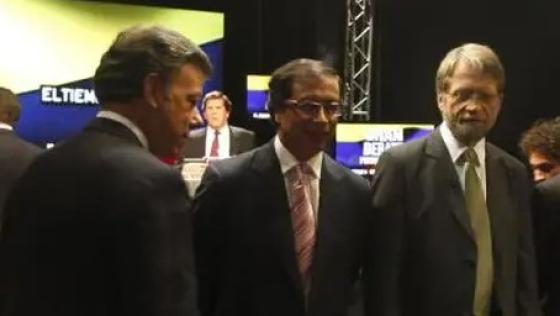 Petro aparece en medio de Juan Manuel Santos y Antanas Mockus, contra quienes compitió en las elecciones de 2010. Petro aparece en medio de Juan Manuel Santos y Antanas Mockus, contra quienes compitió en las elecciones de 2010.