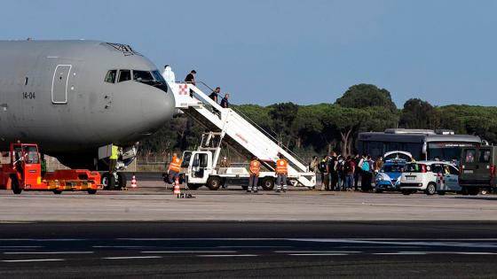 Italia instala campamento para alojar a 2.000 afganos. Evacuación italiana de Kabul logró sacar a más de 5.100 afganos.