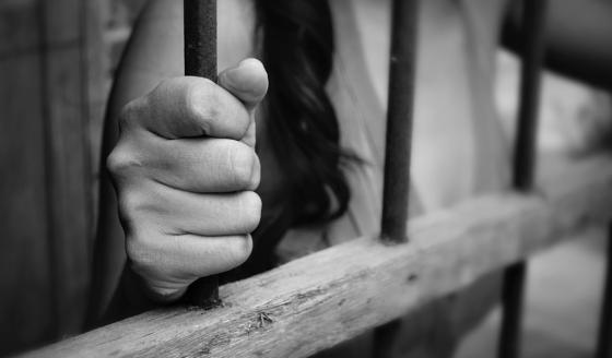 Condenan a mujer que drogó, secuestró y mató un policía