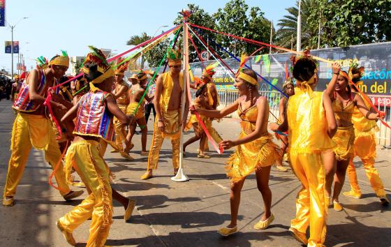 Fotografía de archivo fechada el 23 de febrero de 2020 de Integrantes de una comparsa desfilan en la Gran Parada de Tradición durante el segundo día del Carnaval de Barranquilla (Colombia). 