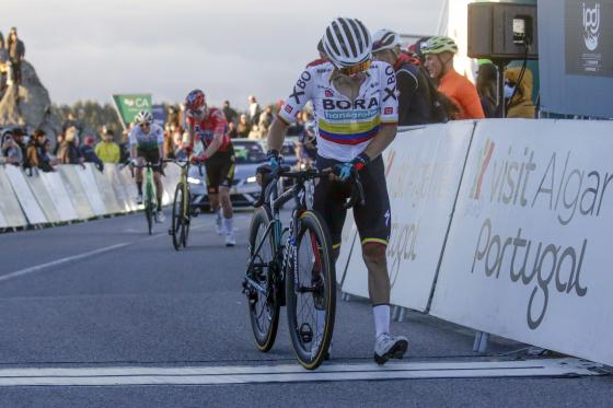 Fuerte caída de Sergio Higuita en la Vuelta al Algarve Fuerte caída de Sergio Higuita en la Vuelta al Algarve