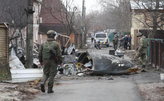 Kiev (Ukraine), 25/02/2022.- Soldiers look at the debris of a military plane that was shot down overnight in Kiev, Ukraine, 25 February 2022. Russian troops entered Ukraine on 24 February prompting the country's president to declare martial law. (Rusia, Ucrania) Kiev (Ukraine), 25/02/2022.- Soldiers look at the debris of a military plane that was shot down overnight in Kiev, Ukraine, 25 February 2022. Russian troops entered Ukraine on 24 February prompting the country's president to declare martial law. (Rusia, Ucrania)