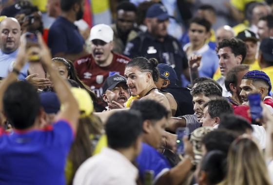 La pelea de Darwin Núñez en el partido contra Colombia 