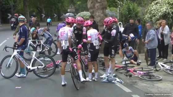 Fuerte caída en la etapa 6 del Giro de Italia Fuerte caída en la etapa 6 del Giro de Italia