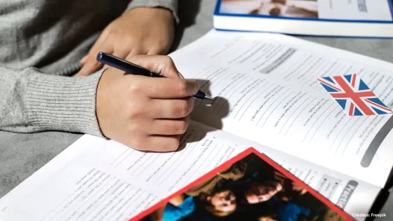 Estudiante aprendiendo inglés.