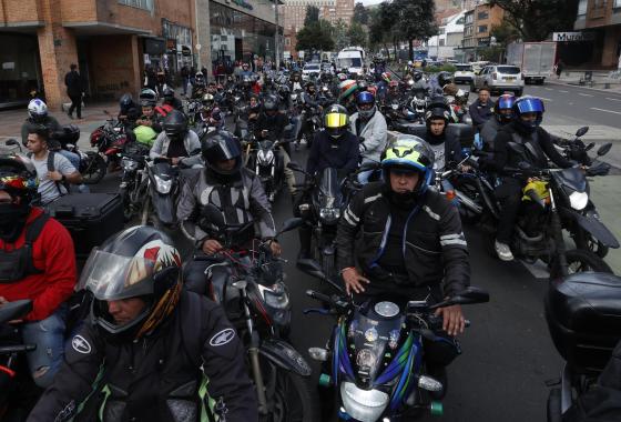 Grupos de motociclistas bloquearon varias calles de Bogotá en protesta por una restricción que prohíbe circular con acompañantes durante el puente festivo de Halloween Motociclistas bloquean una vía en protesta a la restricción de movilidad impuesta por el gobierno municipal este jueves, en Bogotá (Colombia).