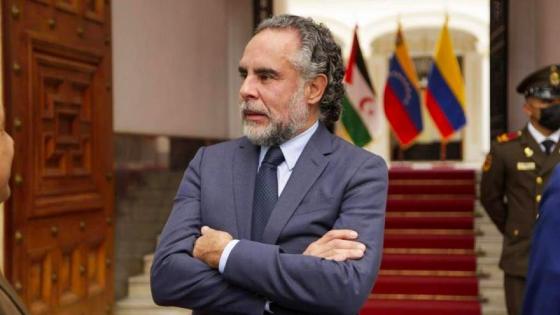 Armando Benedetti Armando Benedetti presentó un mapa con 104 municipios de Colombia con riesgo electoral por presencia armada y producción de cocaína.