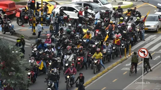 La nueva restricción de motocicletas en Bogotá provocó bloqueos.