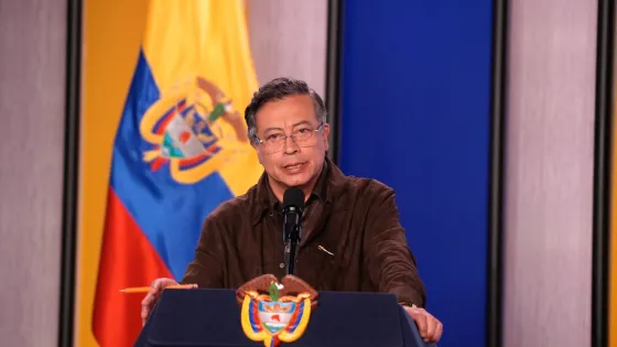 “El TLC con EE. UU. está suspendido de facto”: Petro El presidente de Colombia, Gustavo Petro, ofrece una alocución desde la Casa de Nariño, de pie tras un podio con el escudo nacional y con la bandera de Colombia al fondo.