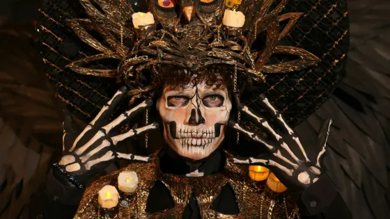 Persona con su disfraz de Halloween