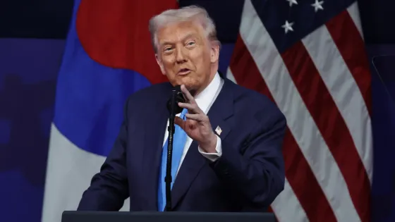 “Es una lástima”: Trump descarta un tercer mandato  US President Donald Trump speaks during the APEC CEO Summit Korea 2025 in Gyeongju, South Korea