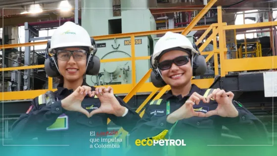 "Magdalena Medio Riqueza Natural": Ecopetrol estrena documental que redefine la relación entre energía y naturaleza Dos trabajadoras de Ecopetrol con casco, gafas y uniforme de seguridad forman un corazón con sus manos en una planta industrial. La imagen representa el compromiso y la energía del talento humano que impulsa a Colombia, bajo el lema ‘El corazón que impulsa a Colombia’
