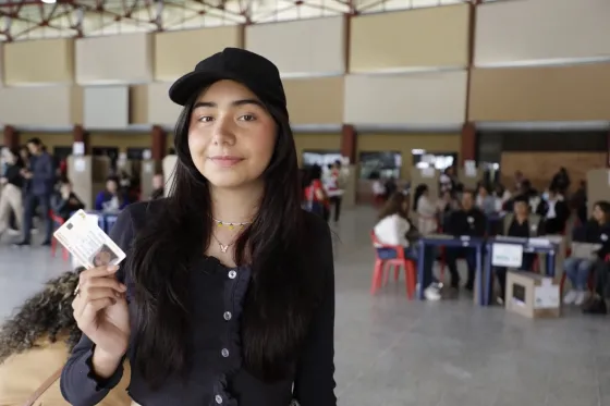 Más de 11 millones de jóvenes podrán votar en las elecciones de los Consejos de Juventud este domingo Joven muestra su documento de identidad en un puesto de votación durante la jornada electoral en Colombia. La fotografía ilustra la convocatoria de la Registraduría Nacional para que más de 11 millones de jóvenes participen en las elecciones de los Consejos de Juventud.