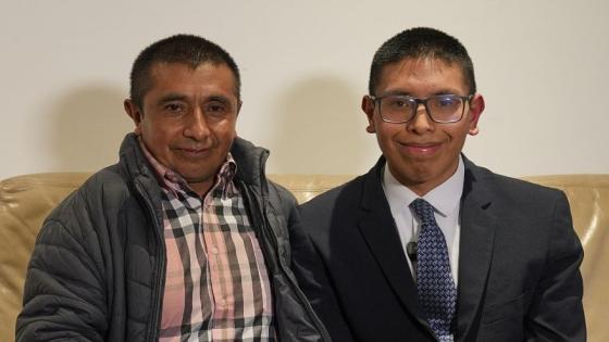 Joven con discapacidad y su padre Brayan Benítez, joven con discapacidad intelectual, encontró en el trabajo su oportunidad.
