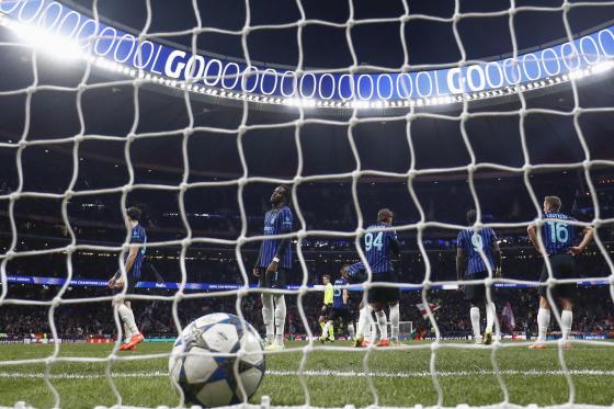 Los jugadores del Inter tras el segundo gol del Atlético de Madrid, durante el partido de la Liga de Campeones que Atlético de Madrid e Inter de Milán disputan este miércoles en el estadio Metropolitano. 