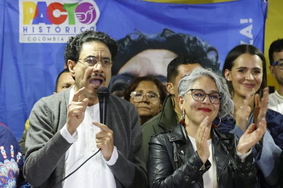 El senador Iván Cepeda (i) habla junto a la senadora María José Pizarro (d) tras vencer en la consulta a la exministra Carolina Corcho este domingo, en Bogotá (Colombia). 