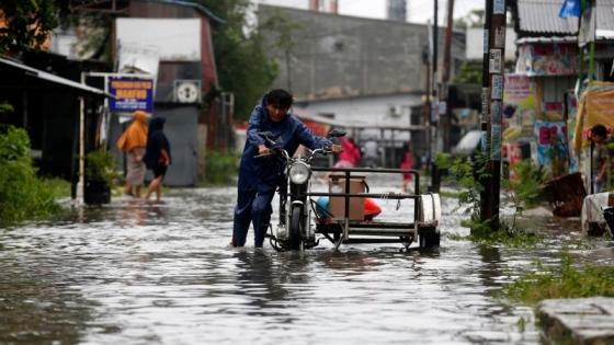Las fuertes lluvias en Indonesia provocan inundaciones y derrumbes