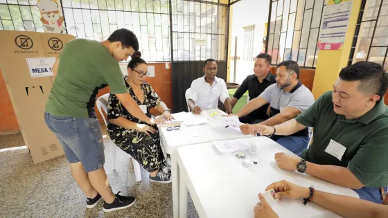 Persona votando en elecciones colombianas.