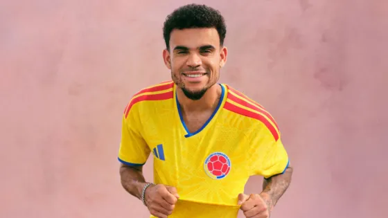 Luis Díaz con la nueva camisa de la selección Colombia