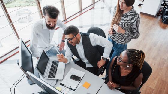 Trabajadores en oficina.
